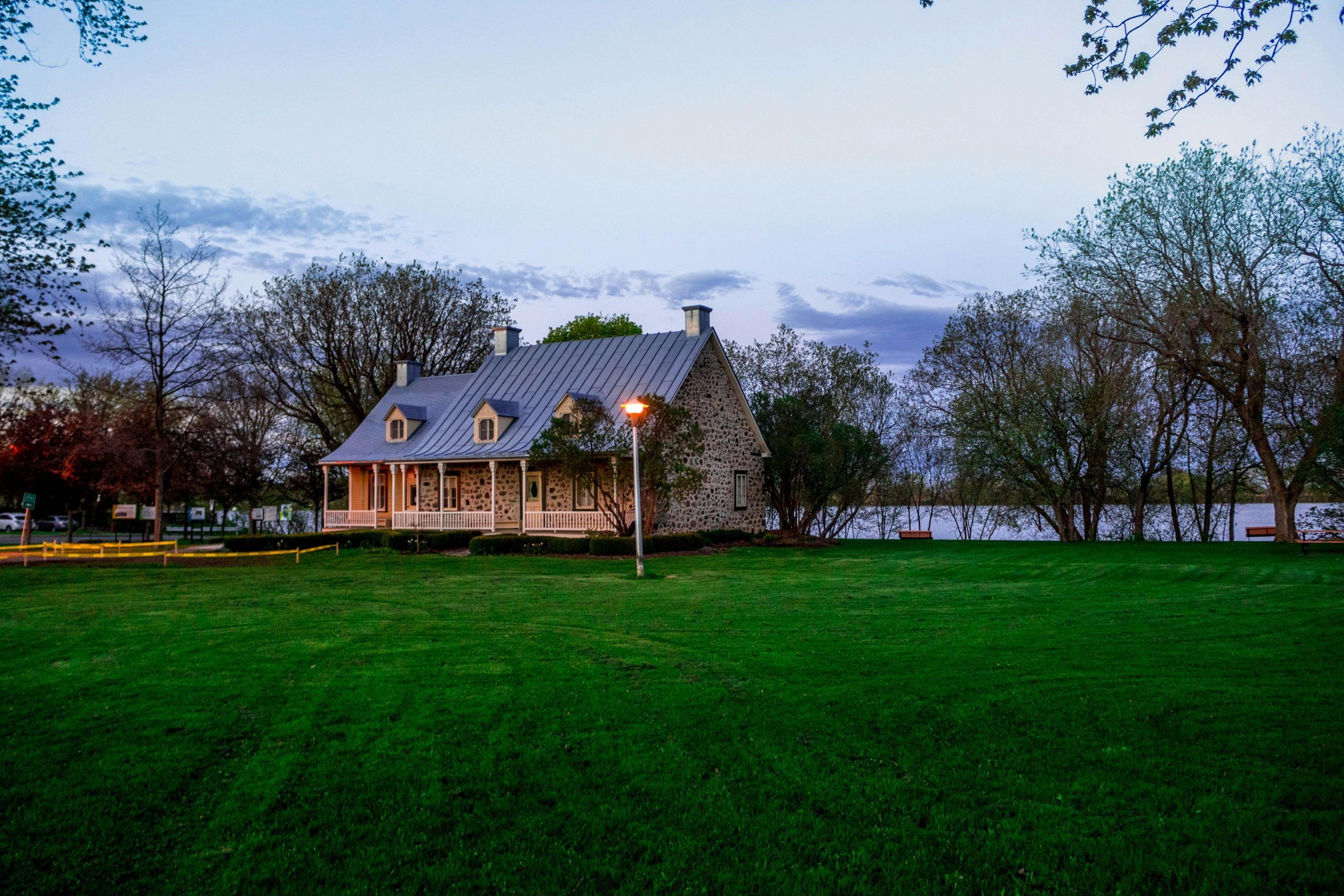 lake home designs capture life on a lake that make life as peaceful as this little house.